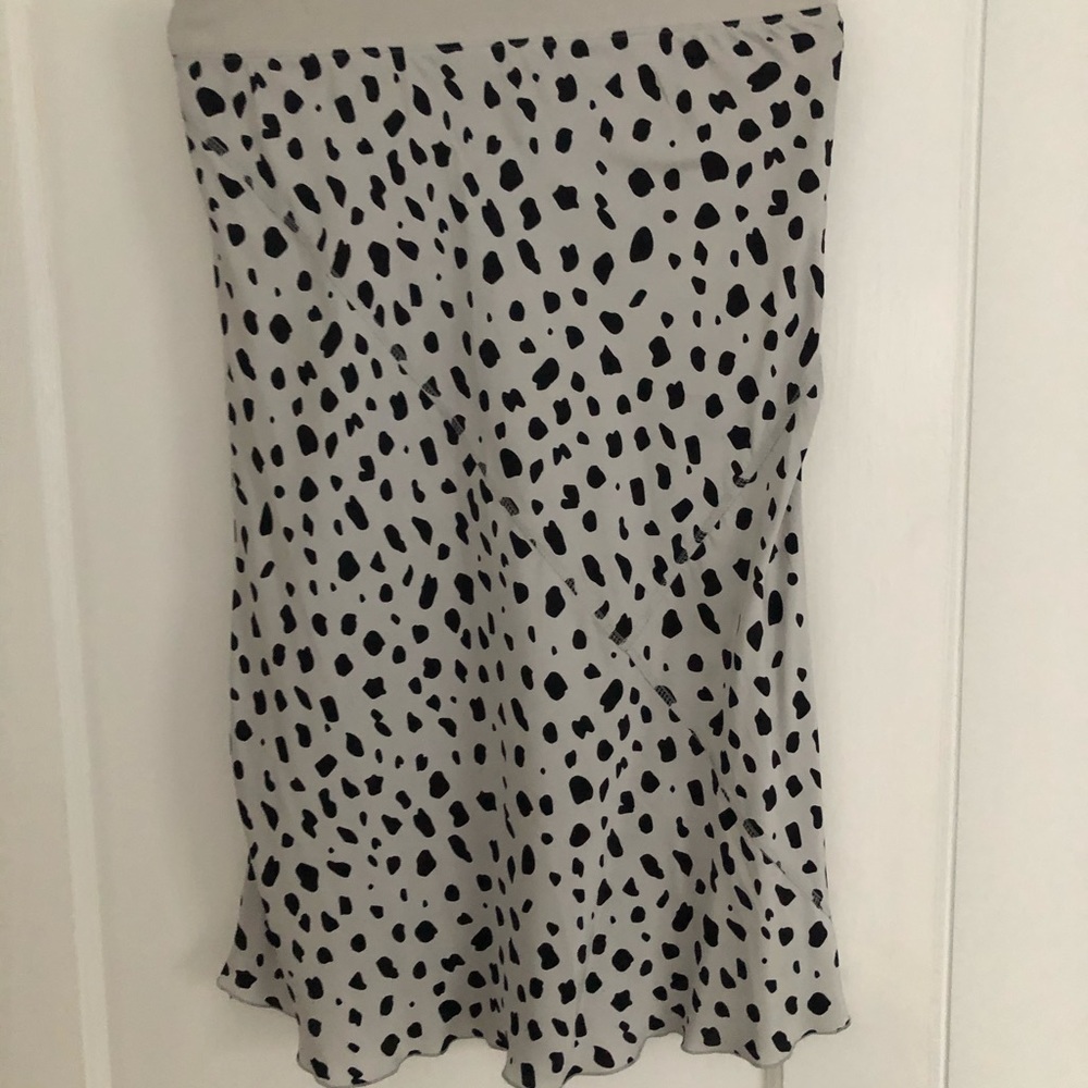Snow leopard print bias cut silk skirt. - Picture 6 of 7